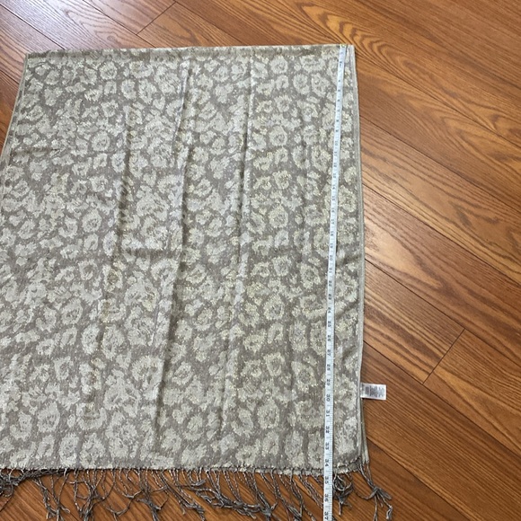 West Loop women’s sparkle silver gray metallic shawl, wrap, scarf animal print - Picture 12 of 17
